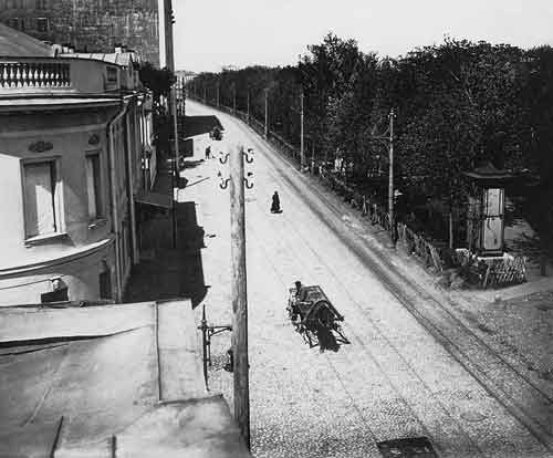Вид на Смоленский бульвар с крыши дома В.Г.Шухова на углу Смоленского бульвара и 1-го Неопалимовского переулка. 1900-е годы
