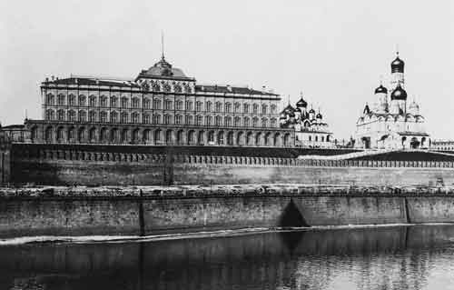 Вид с Москвы-реки на Большой Кремлевский дворец и Соборную площадь. 1900-е годы
