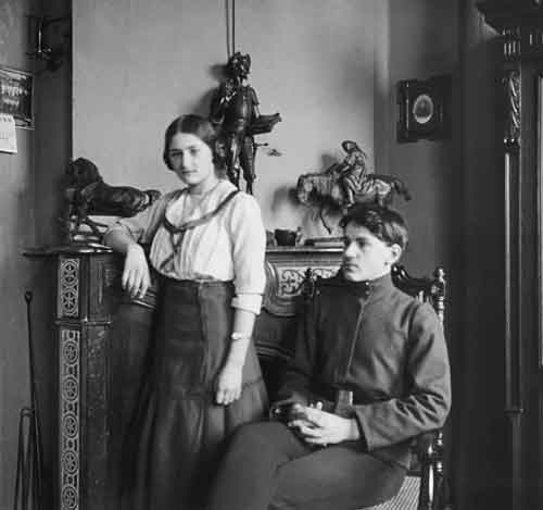 Вера и Сергей Шуховы в доме на Смоленском бульваре. 1912
