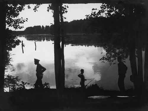 Гимназисты на рыбалке на Москве-реке. 1913
