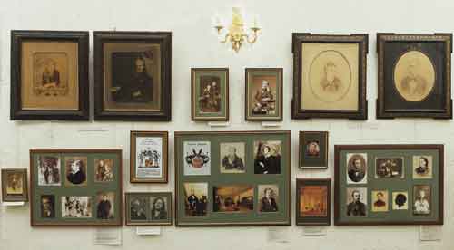 Экспонаты дома-музея "Шахматово" в выставочном зале редакции
