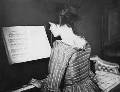 Н.В.Варбанец  дома за фортепиано. Конец 1930-х годов. Фото О.Н.Захарова.  Архив М.Л.Козыревой