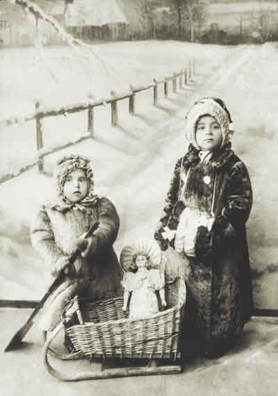 Дети зимой. Фото из архива богородской семьи Окуньковых-Чичериных. 1900-е годы
