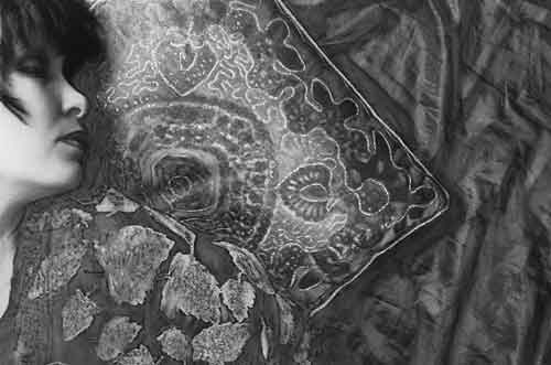 Катя Голицына. Фото-композиции из цикла «Флаконы, кружево, шелка»
