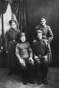 Братья Гавриловы (Василий сидит слева; Леонид стоит слева) — солдаты Павловского полка. Петроград. 1917