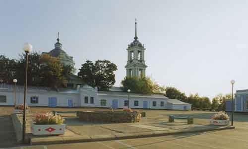 Успенский собор (1798–1800) и торговые ряды на Торговой площади
