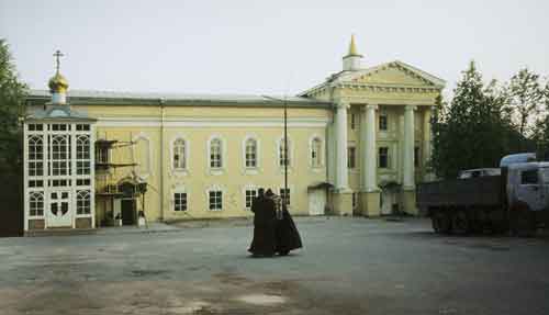 Рождество-Богородицкий монастырь. Восстановленный трапезный (братский) корпус с церковью Вознесения
