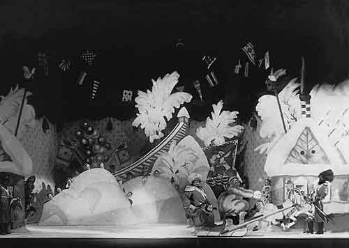 Сцена из спектакля «Блоха» Е.И.Замятина. 1926
