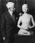Г.Дерюжинский рядом со скульптурным портретом киноактрисы Лилиан Гиш. 1960-е годы.