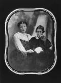Александра Николаевна Карелина (справа) и ее дочь Елизавета Григорьевна (бабушка А.Блока). 1840-е годы. Дагеротип