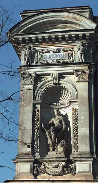 Аллегория искусства на левой стороне фасада здания Училища. Скульптор М.А.Чижов
