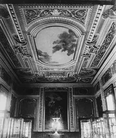 Венецианский зал музея Училища. Плафон. Фото 1896 года. Декор Венецианского зала, или Зала Тьеполо, решен в духе одного из залов дворца Дожей в Венеции

