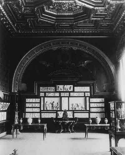 Зал Фарнезе музея Училища. Фото 1896 года. На заднем плане мраморный рельеф итальянского скульптора XVI века Антонио Ломбарди

