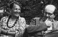 А.А.Чернавская и Я.М.Гольман во дворе московского дома, где они жили с семьей дочери Мары. 1966