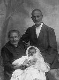 Родители Я.М.Гольмана, мама Цецилия и отец Мордехай, с дочкой Я.М.Гольмана и А.А.Чернавской — Наташей. Июнь 1928 года