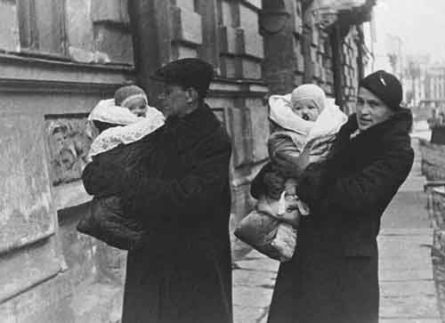 З.А. и Д.С. Лихачевы с дочерьми Милой и Верой. Ленинград. 1937
