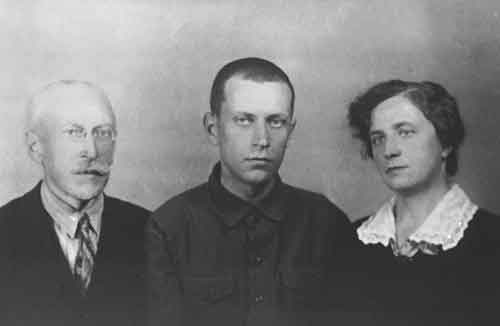 Отец, мать и Дмитрий Лихачевы во время свидания на Соловках. 1930
