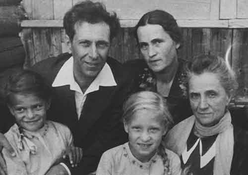 Д.С. и З.А. Лихачевы с дочерьми Милой и Верой и Вера Семеновна Лихачева. На даче в Комарове. 1946
