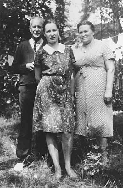 Д.С. и З.А. Лихачевы с дочерью Верой. Комарово. 1966
