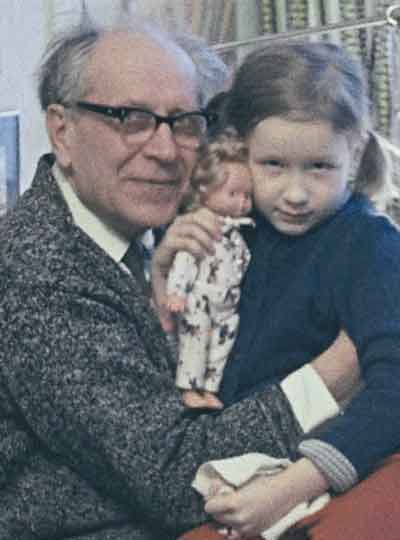 Дмитрий Сергеевич Лихачев с внучкой Зиной. 1971
