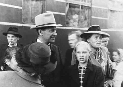 Д.С. и З.А. Лихачевы с дочерьми Верой и Милой на вокзале в Риге. 1949
