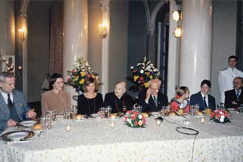 90-летие Д. С. Лихачева. Ужин в Юсуповском дворце. В центре стола З.А. и Д.С. Лихачевы. 1996
