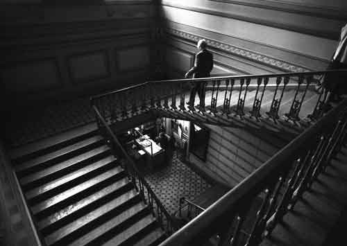 Дмитрий Сергеевич Лихачев на лестнице Пушкинского Дома. 1991. Фото Льва Шерстенникова