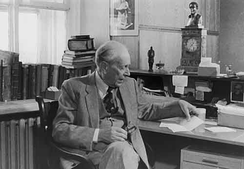 Д. С. Лихачев в своем рабочем кабинете в Пушкинском Доме. 1990-е годы
