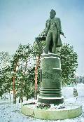 Памятник И.И.Шишкину установлен в 1991 году. Скульптор Ю.Ю.Орехов, архитекторы С.Н.Куприянов, А.В.Степанов