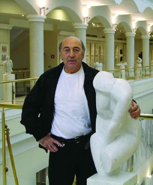 Георгий Франгулян накануне открытия своей персональной выставки в Музее личных коллекций.  12 сентября 2006 года. Москва
