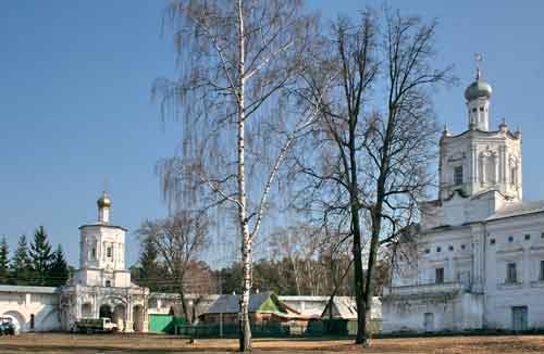 Солотча. Покровский монастырь. Святые ворота и церковь Св. Духа
