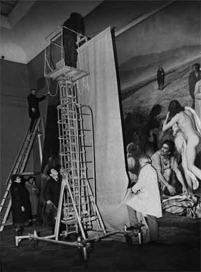Подготовка к демонтажу полотна «Явление Христа народу» перед закрытием Третьяковской галереи на реконструкцию. Февраль 1986
