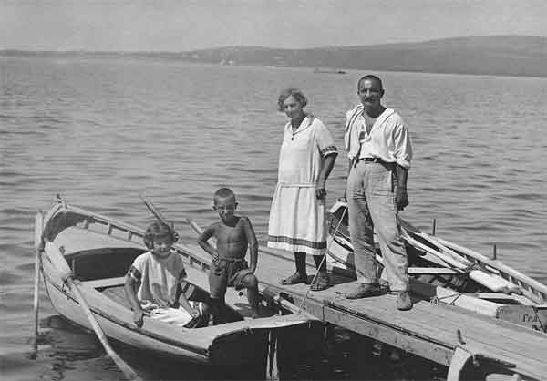 Семья Айзенман в Геленджике. 1927
