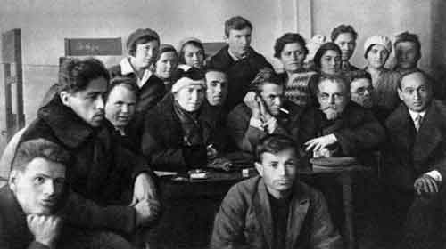 Л.В.Маяковская и А.В.Куприн со студентами-текстильщиками. Начало 1930-х годов
