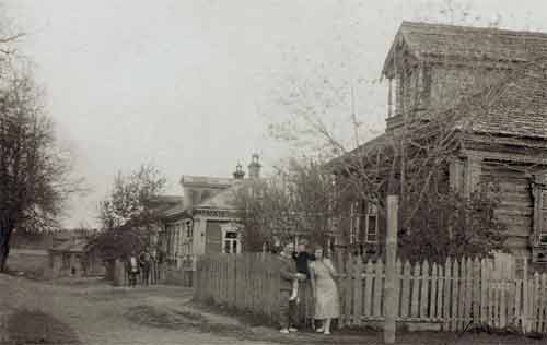 	И.С.Блохин с женой и дочерью у своего дома в деревне Якшино Московской области. 1930-е годы. Публикуется впервые
