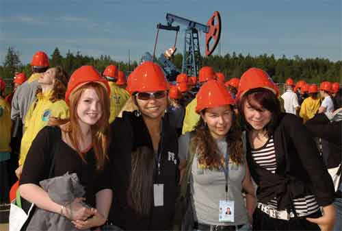 	Участники международного студенческого  экологического форума увидели, как добывают нефть  на югорском севере
