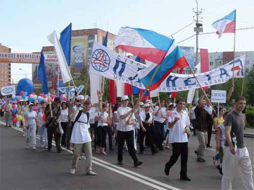 	Студенты на традиционном праздничном шествии по улицам Сургута