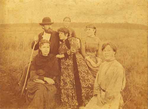 	Л.П. и Н.А. Лазаревы среди родных и близких на даче в Перловке. Начало 1890-х годов. Фотография К.А.Коровина
