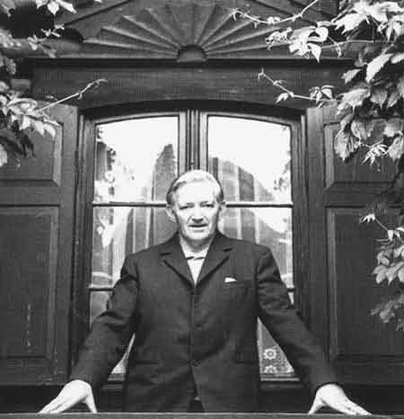 Курт Григорьев на балконе дома № 7 в Александровке. Фотография 1974 года
