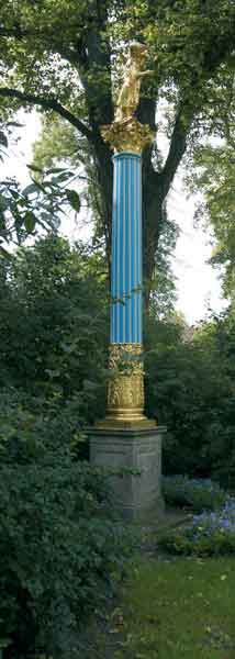 Стеклянная колонна в саду Марли в Потсдаме