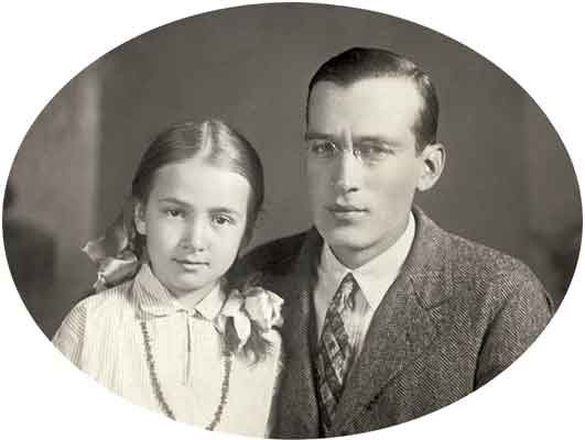 О.В.Волков с дочерью Марией в ссылке. Архангельск. 1933
