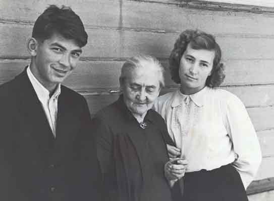 Е.Д.Мамонтова, мать С.В.Волковой, с внуками Марией и Всеволодом. Абрамцево. 1952
