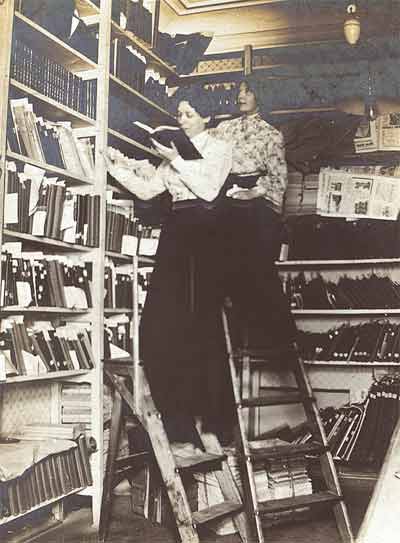 Л.Д.Менделеева (на первом плане) в библиотеке. 1903. Собрание А.Гоморева. Публикуется впервые
