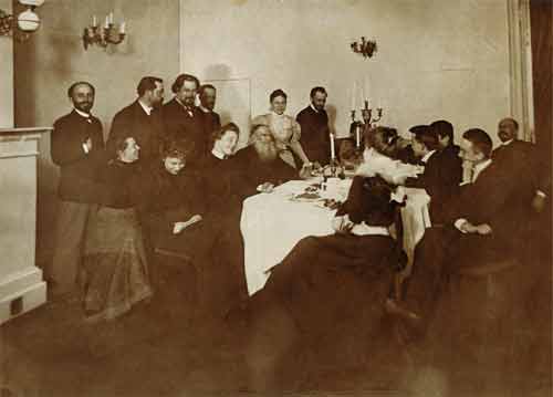 Л.Н.Толстой в кругу родных и гостей в столовой хамовнического дома. 1898. Фотография В.П.Преображенского
