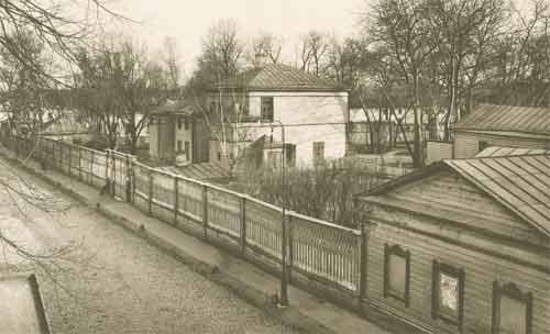 Долгохамовнический переулок (ныне улица Льва Толстого) с городской усадьбой Л.Н.Толстого. Фотография начала 1910-х годов
