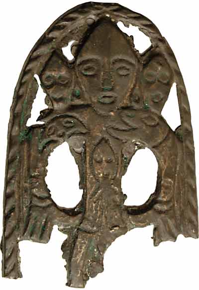 Пластина с изображением трехголового антропоморфного персонажа. Бронза, литье. I–III века
