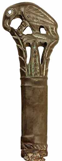 Рукоять ножа с изображением хищной птицы. Бронза, литье, полировка. IX–XII века
