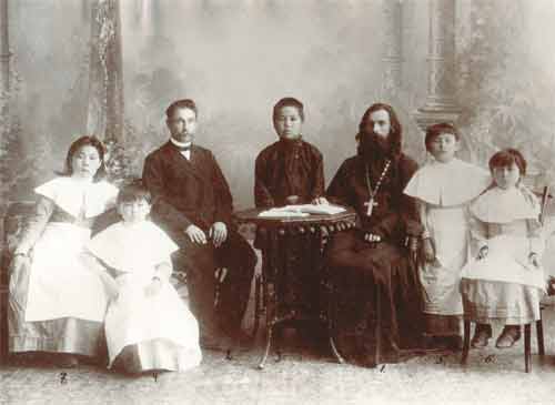 Отец Иринарх с воспитанницами Обдорского миссионерского приюта для девочек. 1900-е годы
