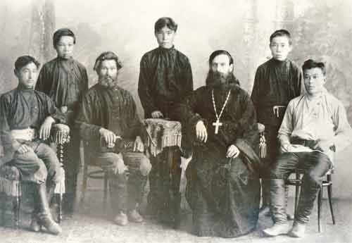 Отец Иринарх,  со своими учениками в Обдорской миссионерской школе. На фотографии: И.Ф.Ного (первый слева), П.Е.Хатанзиев (второй справа)