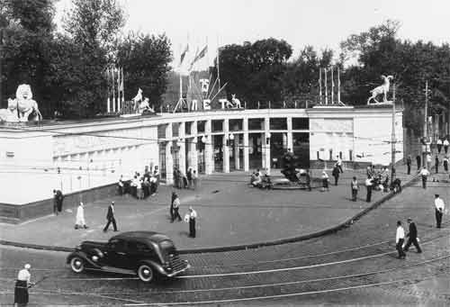 Главный вход, оформленный к 75-летию зоопарка. 1939
